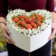 Сердце с клубникой и гипсофилой